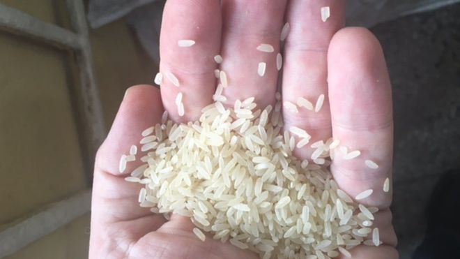 尼日利亚粮价涨,海关查走私“塑料大米”
